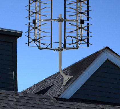 Installer une antenne télé HD multi-directionnelle sur un toit de maison